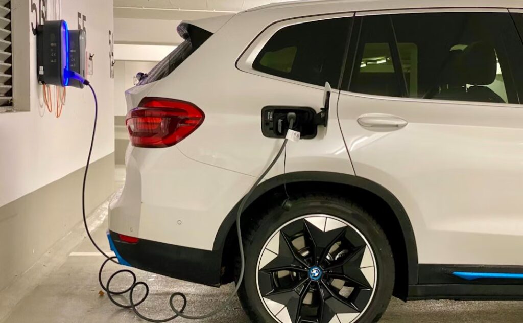 Cómo acceder a incentivos tributarios por compra de carros eléctricos en colombia