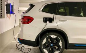 Cómo acceder a incentivos tributarios por compra de carros eléctricos en colombia